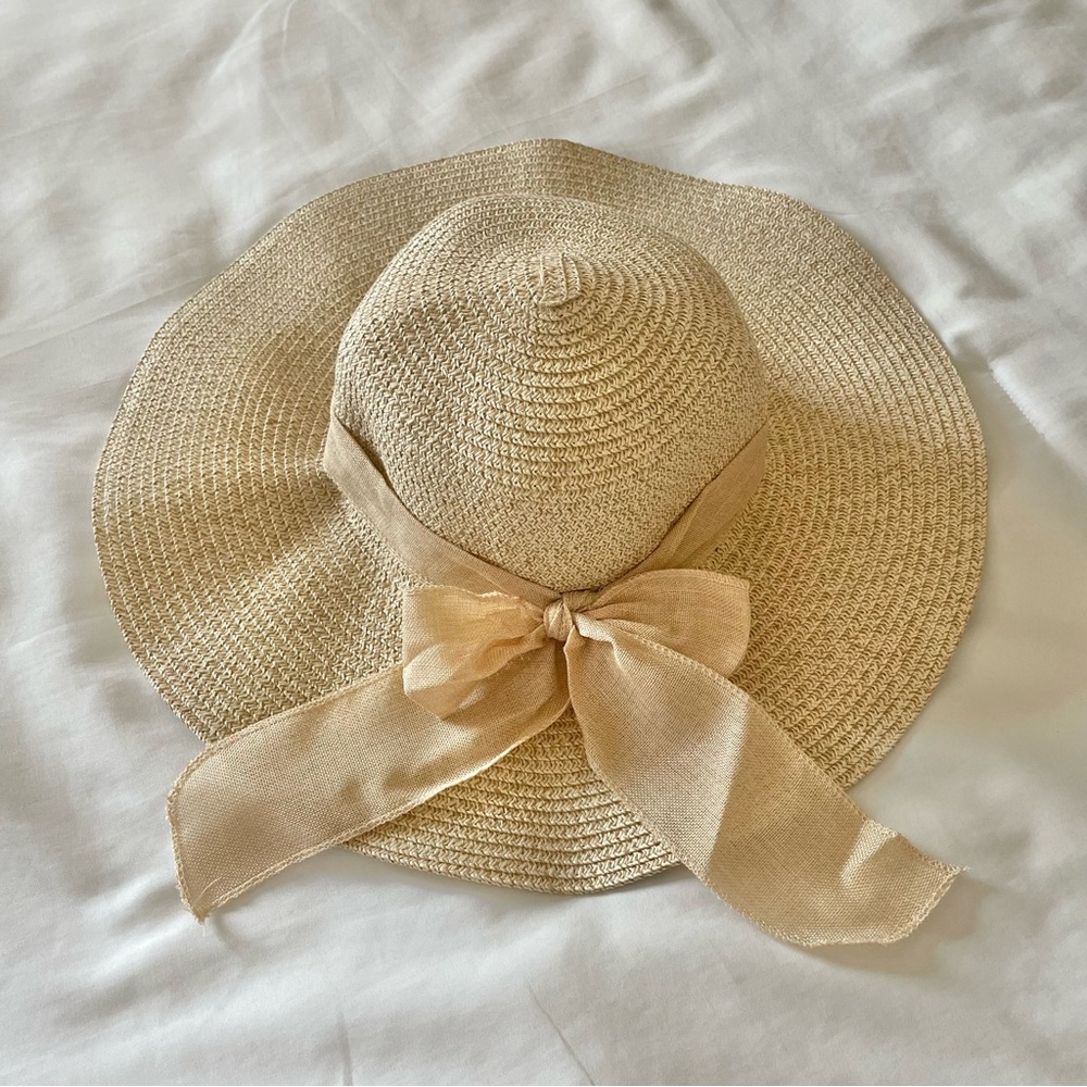 HAT - NWOT straw hat with bow